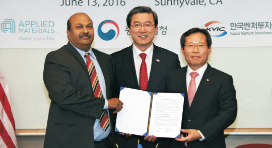 14일 미국 실리콘밸리 현지에서 주영섭 중기청장(왼쪽 두번째), 옴카람 날라마수 어플라이드 벤처스 회장(첫번째), 조강래 한국벤처투자 대표가 펀드 조성을 위한 업무협약을 체결하고 기념촬영을 하고 있다.    중기청 제공